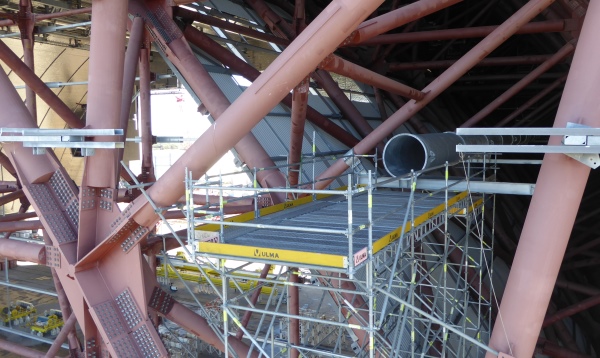 Steel supports and beams come together in the NSC’s arch annulus between the inner and outer layers. Photo courtesy of EBRD and Novarka.