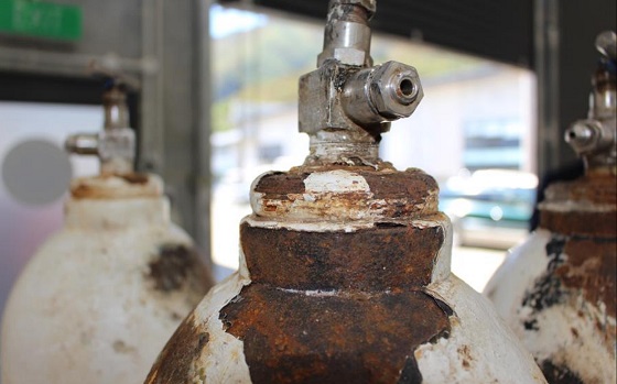 In addition to the nitrogen cylinder that exploded, significant corrosion was also found around the top of another cylinder in the same bank. Image courtesy of TAIC.