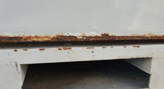 Poor application of paint at bottom supports sharp edges of the container. Photo courtesy of the author.